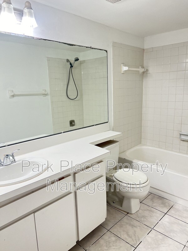 Building Photo - 456 Orienta point