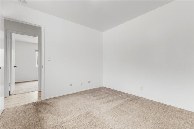 Building Photo - Four Bedroom in Oak Hill Oaks