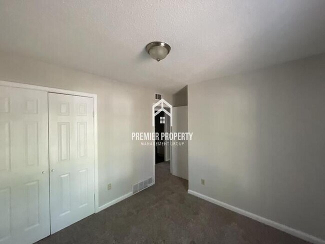 Building Photo - 2225 Eveningview - HALF OFF FIRST MONTH'S ...