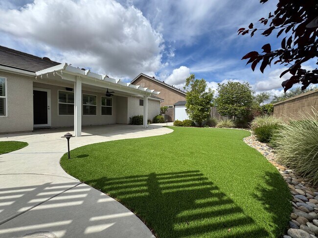 Building Photo - 493 Crescent Ln