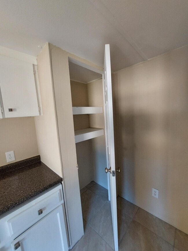 Building Photo - 119 E Woods Ct