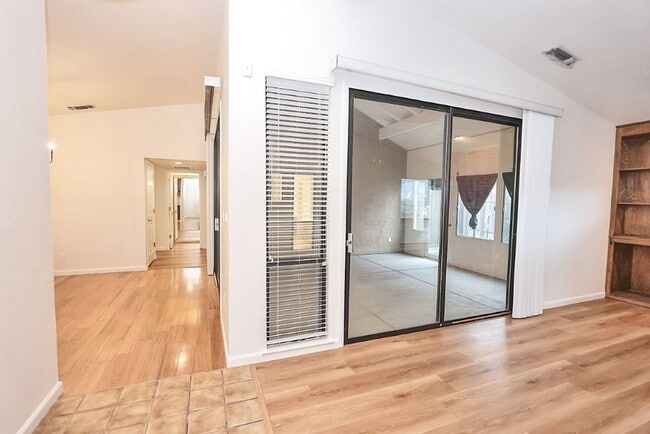 Building Photo - Beautiful corner halfplex available now for rent!