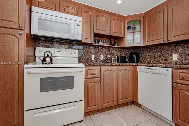 Building Photo - 3475 N Country Club Dr