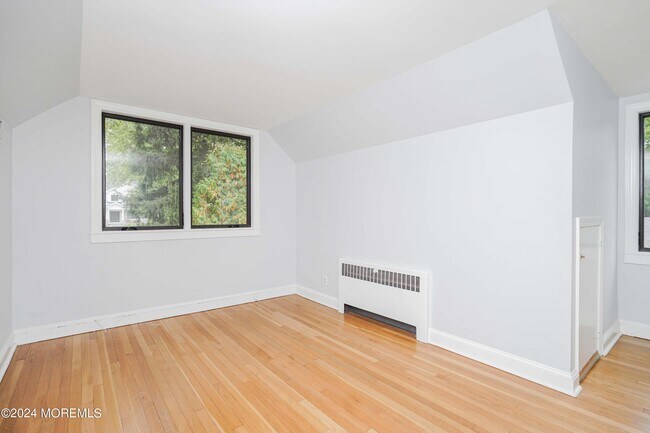 Building Photo - 828 Kingston Terrace