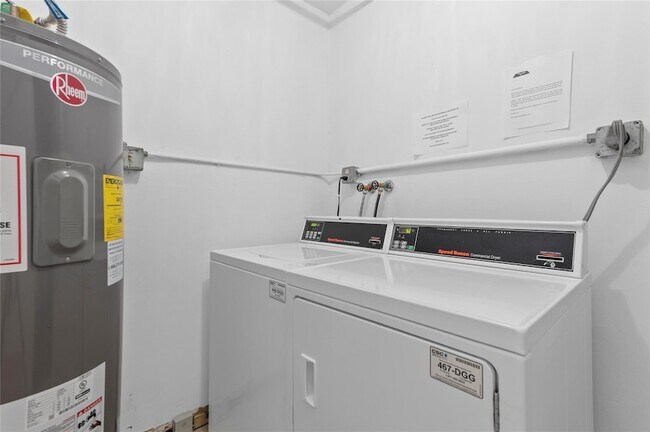Building Photo - 2881 NE 33rd Ct