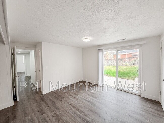 Building Photo - 1011 Claremont Dr