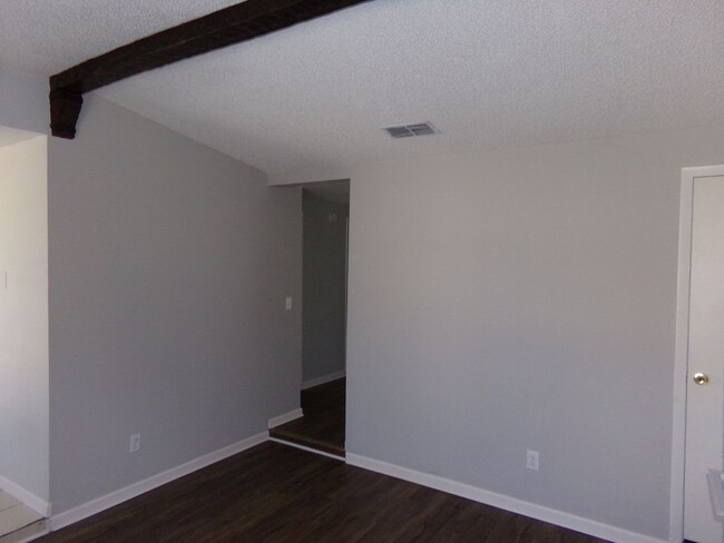 Building Photo - Spacious 2/1 Condo for Rent