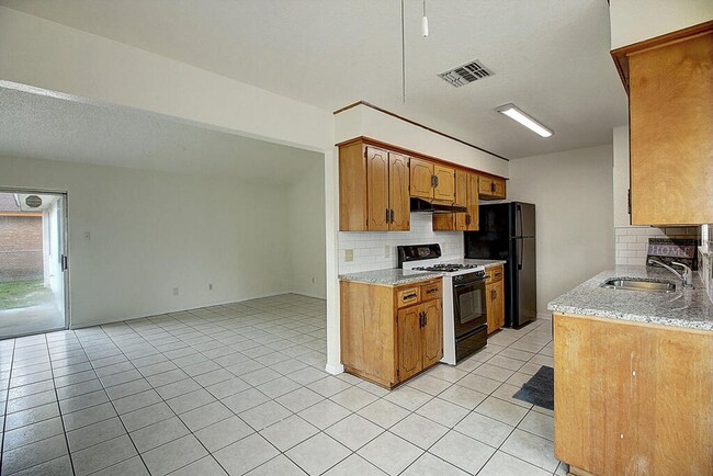 Building Photo - 2202 Saxony Dr