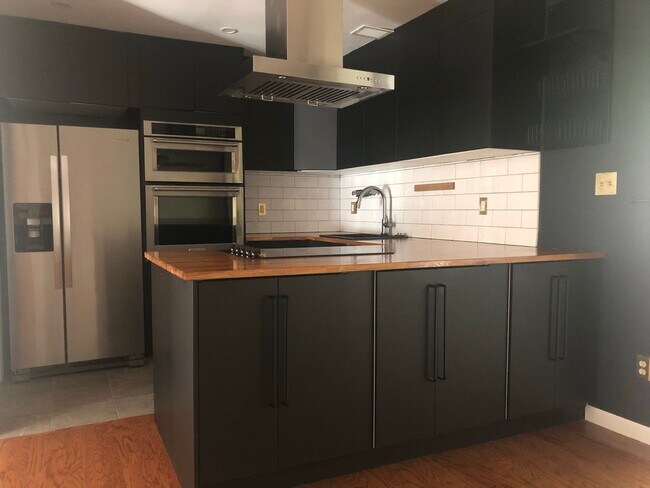 Building Photo - Well Maintained & Updated - 3 BR - Reston Metro