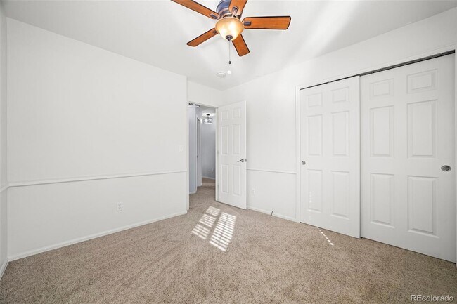 Building Photo - 421 W English Sparrow Dr