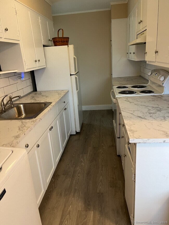 Building Photo - 568 Danbury Rd