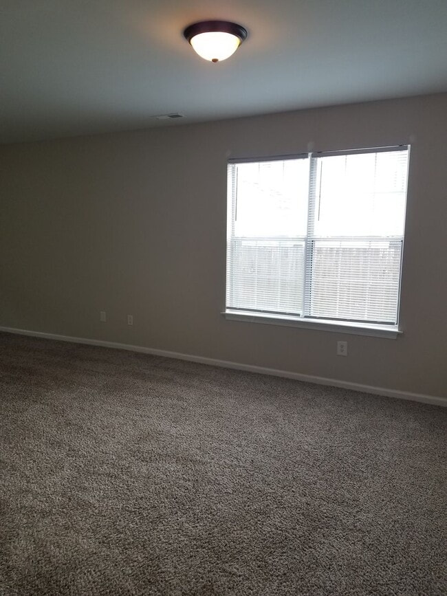 Building Photo - Beautiful 3 Bedroom in Quiet Neighborhood