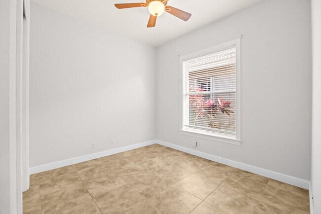 Building Photo - 844 SW Pebble Ln