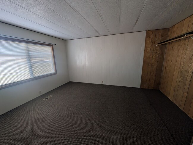 Building Photo - 8216 Homedale Rd