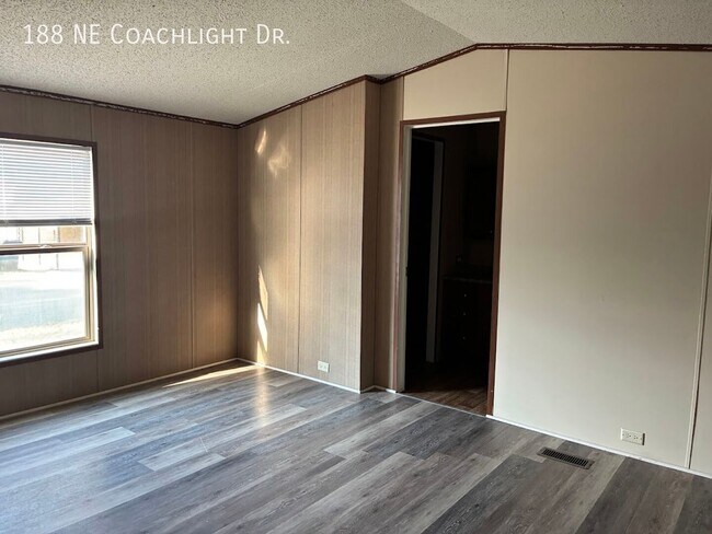 Building Photo - 188 Coachlight Dr