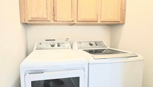 Building Photo - Beautiful 3 Bedroom, 2 Bath Condo In The NE!