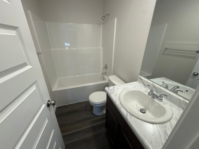Building Photo - Preleasing Now — Beautiful 3 Bed / 2 Bath Home in Barberry Court!