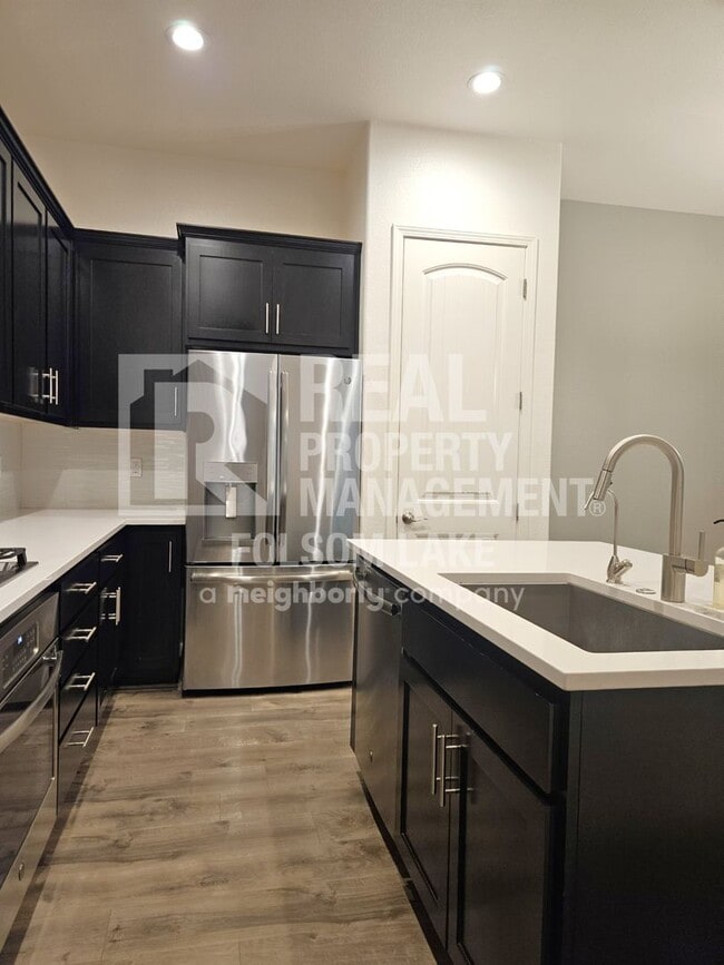 Building Photo - Spacious 3 bedroom 2.5 bath in the Westshore Lake Neighborhood