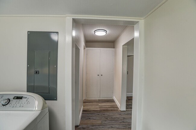 Building Photo - 2 Bdrm / 2 Bath - Remodeled Cottage in Johnson City