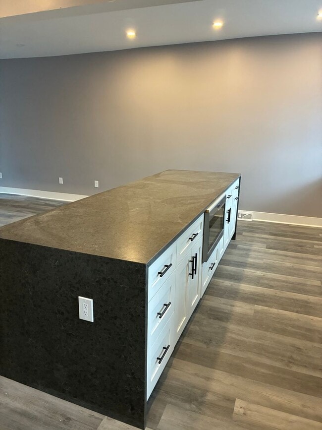 Building Photo - Every Bedroom Has a Private Bath!!! Balcony, AC, Laundry! New Reno! Avail NOW!