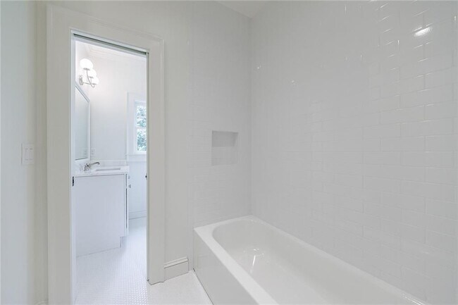 Building Photo - 2717 Skyland Dr NE