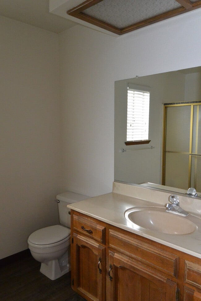 Building Photo - 3 bedroom 2 bathroom home in SW Visalia