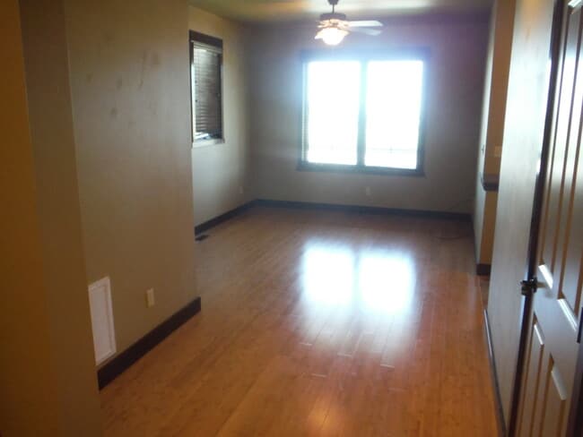 Building Photo - Gorgeous 3 Bedroom Condo- Across Street fr...