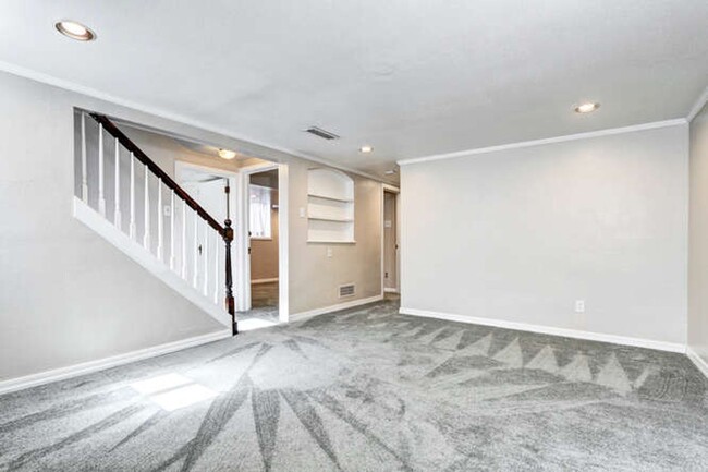 Building Photo - Beautiful 4 Bedroom 2 Bath Single Family H...