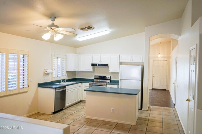 Building Photo - 898 E Monterey St