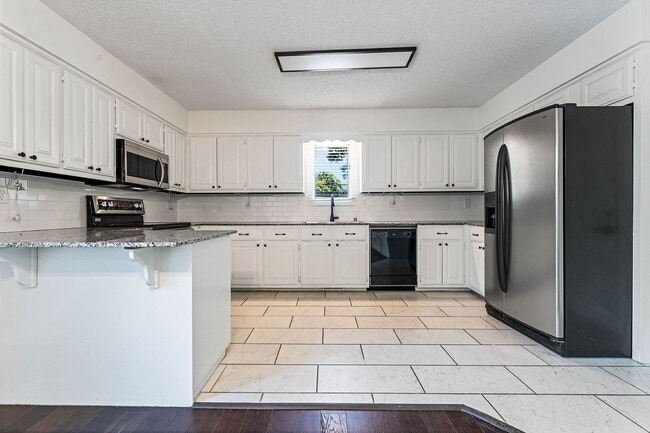 Building Photo - 7 Whitwick Ln