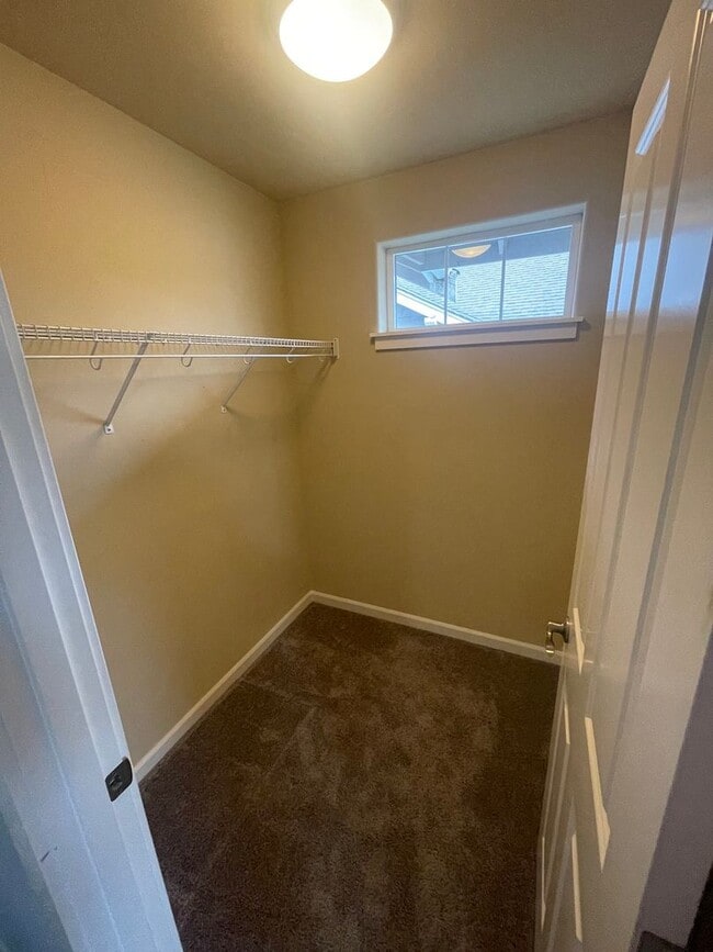 Building Photo - Spacious 3BD/2.5BTH Available for Lease in...