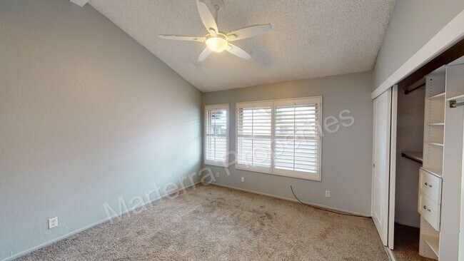 Building Photo - Beautiful 2 Bed/2.5 Bath Townhome