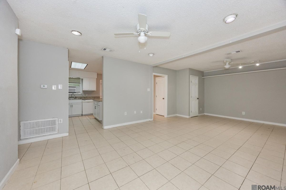 Building Photo - 7224 Meadow Park Ave