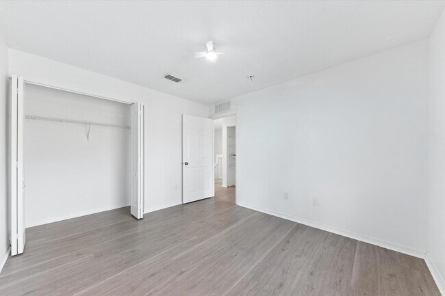 Building Photo - 402 Seminole Palms Dr