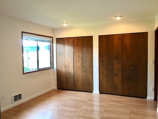 Building Photo - Downtown Edmonds Condo Rare 1 bed/1.5 bath...