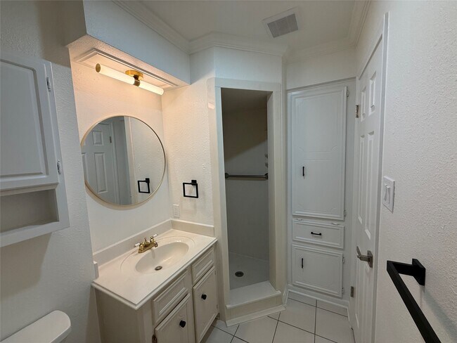 Building Photo - 25 Little John Ln