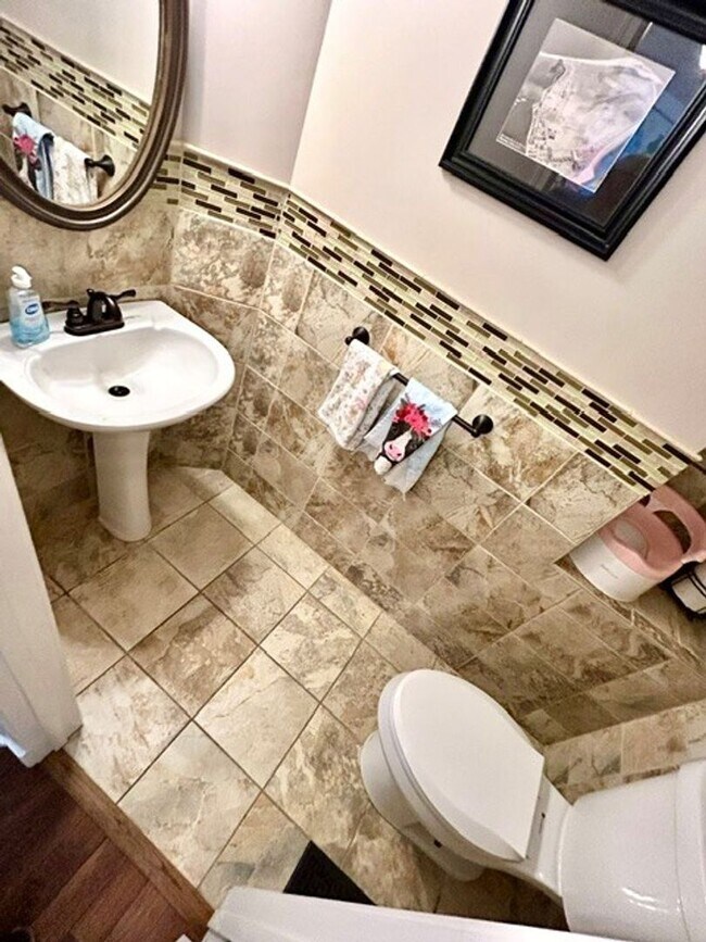 Building Photo - CHARMING HOME IN HIGHLY SOUGHT AFTER NEIGHBORHOOD.