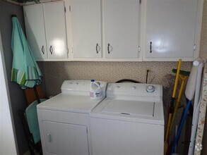 Building Photo - 2 Bed 1 Bath Home