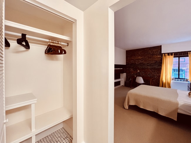 Building Photo - Historic, Fully Furnished Downtown Condo