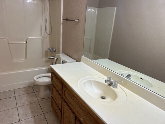 Building Photo - 2511 Bermuda Dr