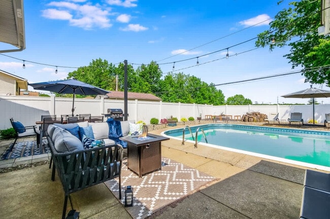 Building Photo - 8910 Cambridge Dr