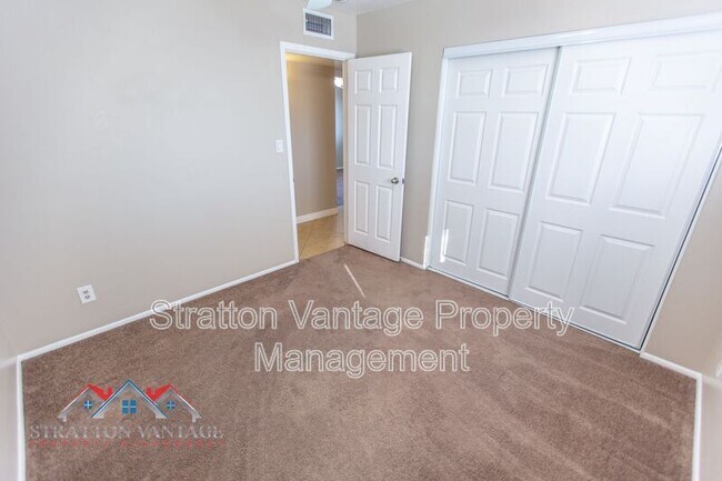 Building Photo - 704 E La Jolla Dr