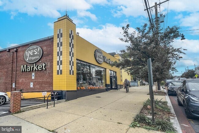 Building Photo - 2231 Otis St NE