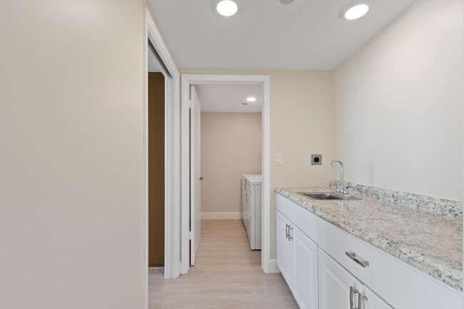 Building Photo - 525 S Flagler Dr
