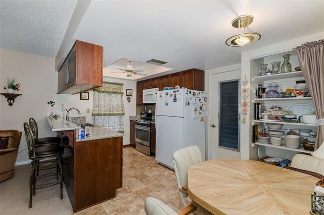 Building Photo - 8015 San Fernando Dr