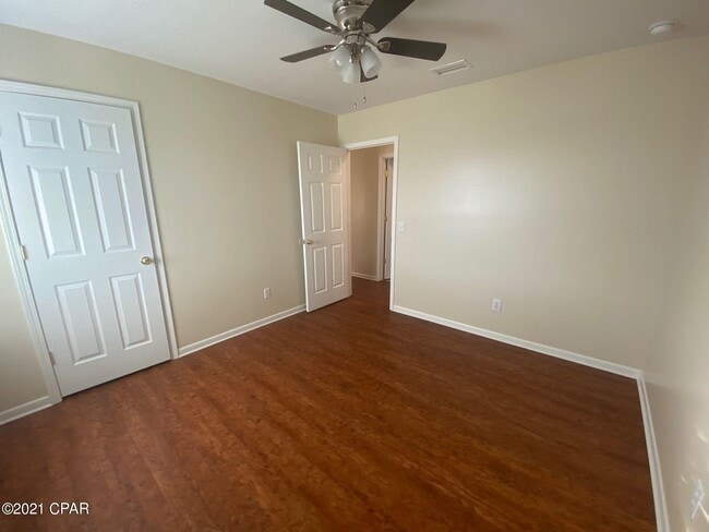 Building Photo - 610 E Pine Forest Dr