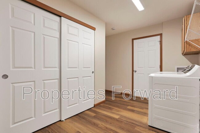 Building Photo - 3854 Elm St