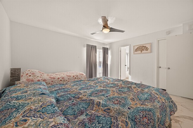 Building Photo - 2201 Fountain View Dr