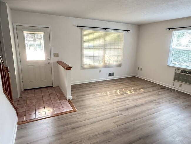 Building Photo - 9 Wisteria Ln