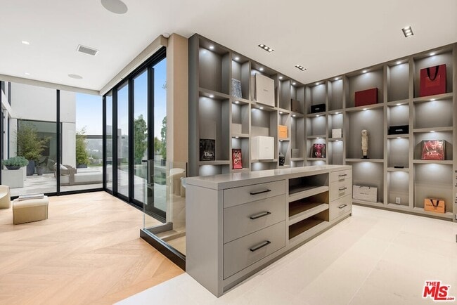Building Photo - 9405 Sierra Mar Pl